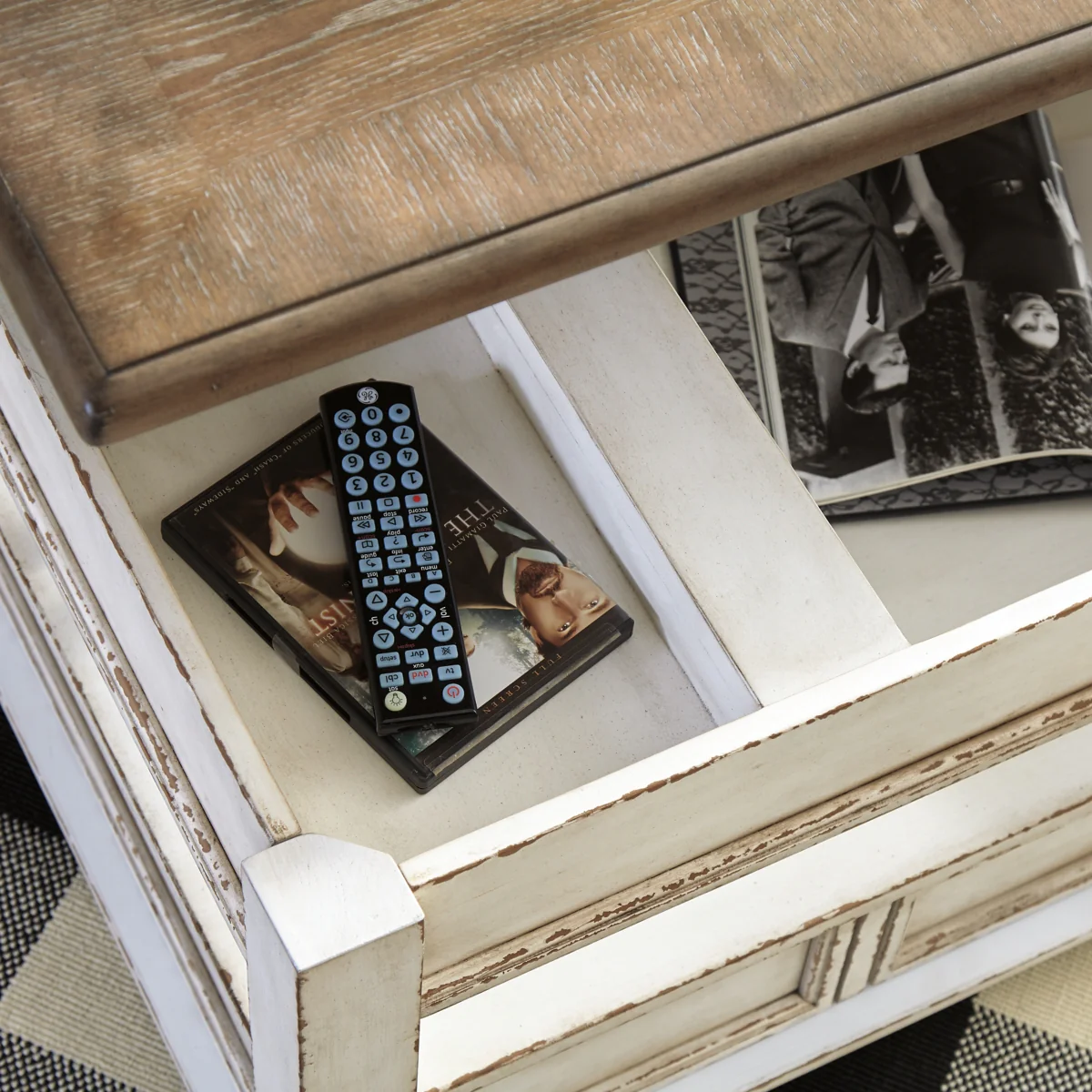 Realyn Coffee Table with Lift Top - Image 3